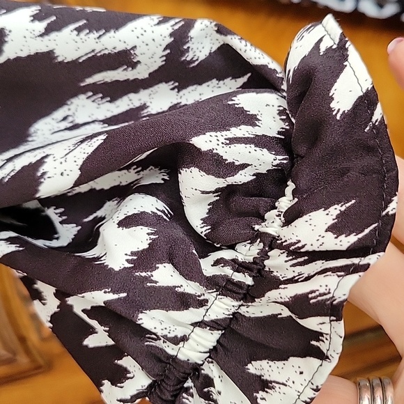 SCOOP SZ L Pretty Black & White Dress with pleated skirt self belt New - Picture 3 of 6